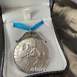 Queen Elizabeth II 1977 Commemorative Silver Jubilee Coin Pendant Very Rare